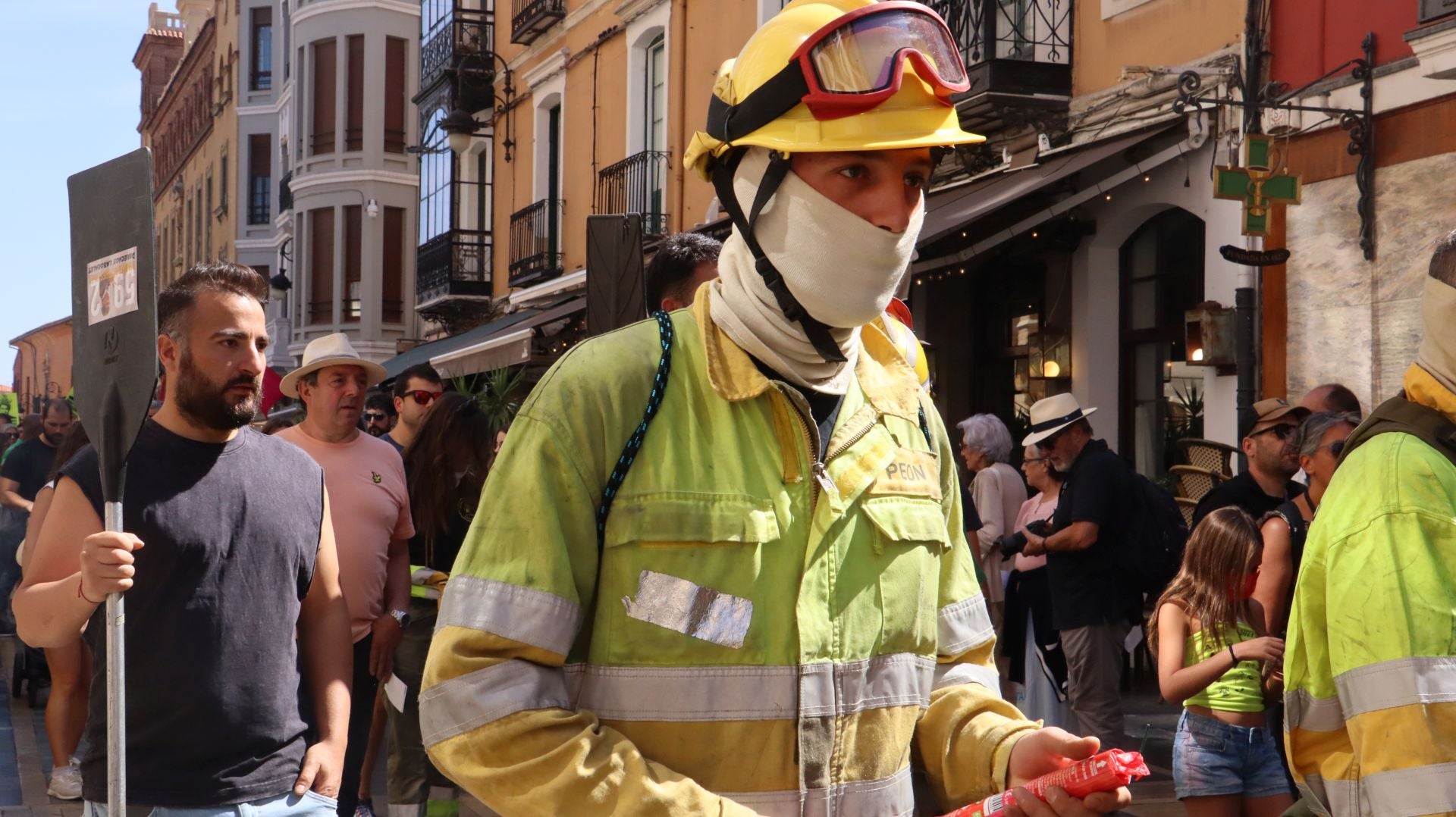 Decenas de &#039;Bomberos forestales&#039; toman las calles de la capital leonesa