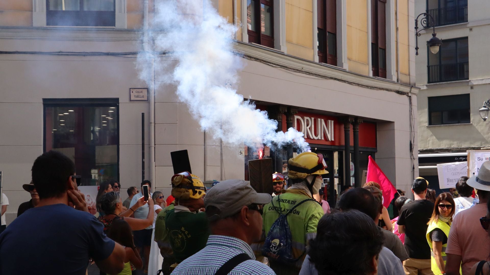 Decenas de &#039;Bomberos forestales&#039; toman las calles de la capital leonesa