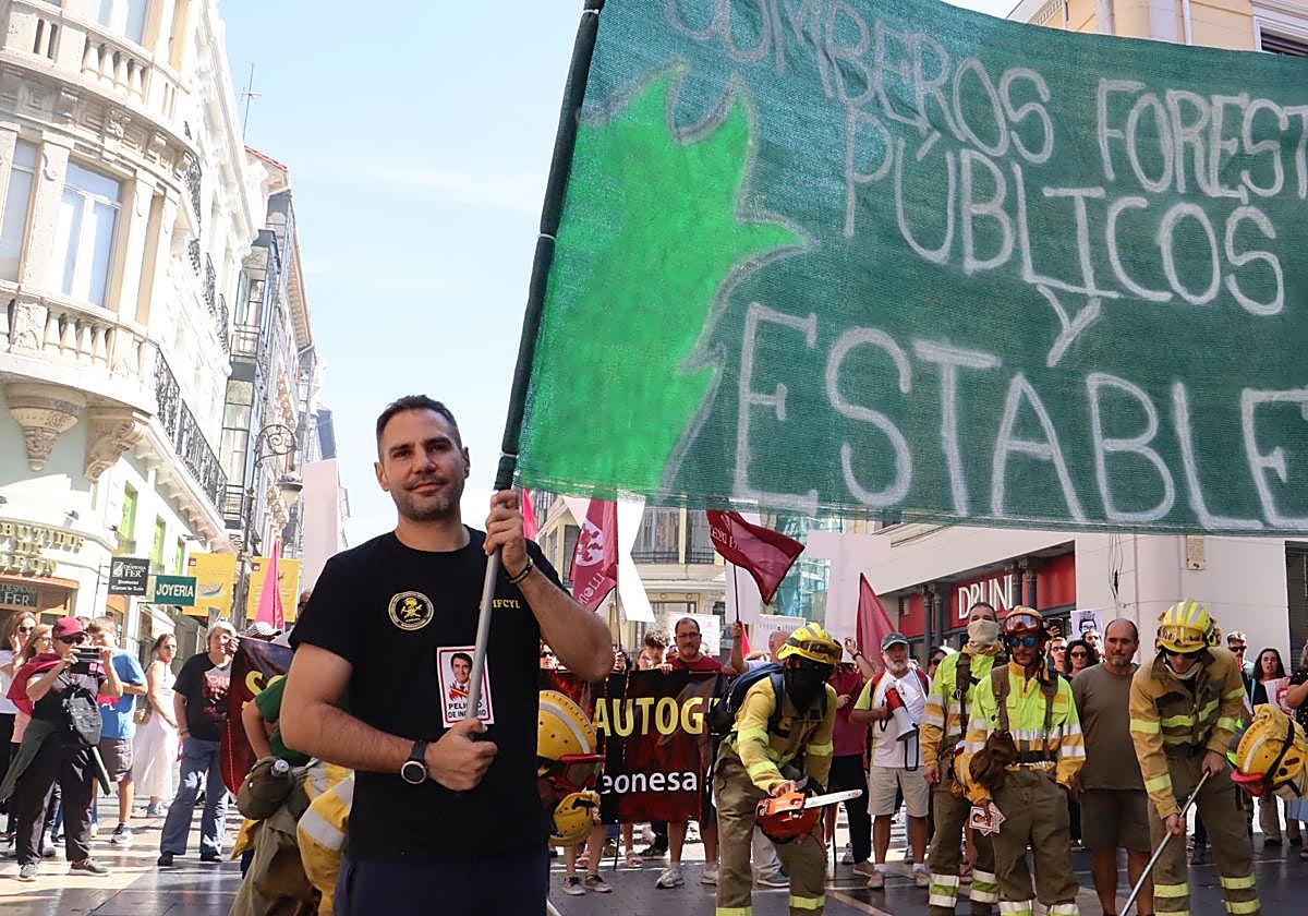 Decenas de &#039;Bomberos forestales&#039; toman las calles de la capital leonesa
