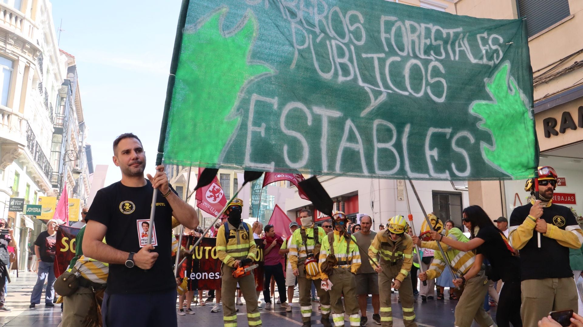 Decenas de &#039;Bomberos forestales&#039; toman las calles de la capital leonesa