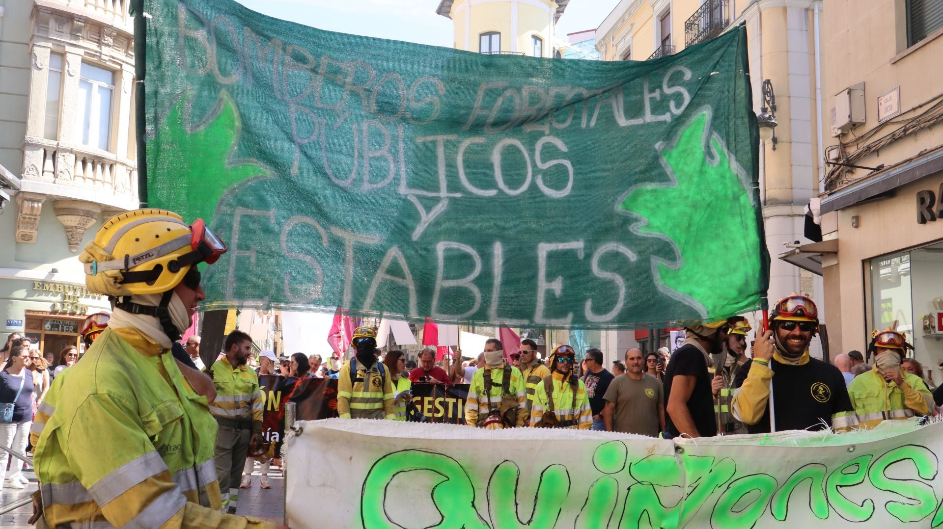 Decenas de &#039;Bomberos forestales&#039; toman las calles de la capital leonesa