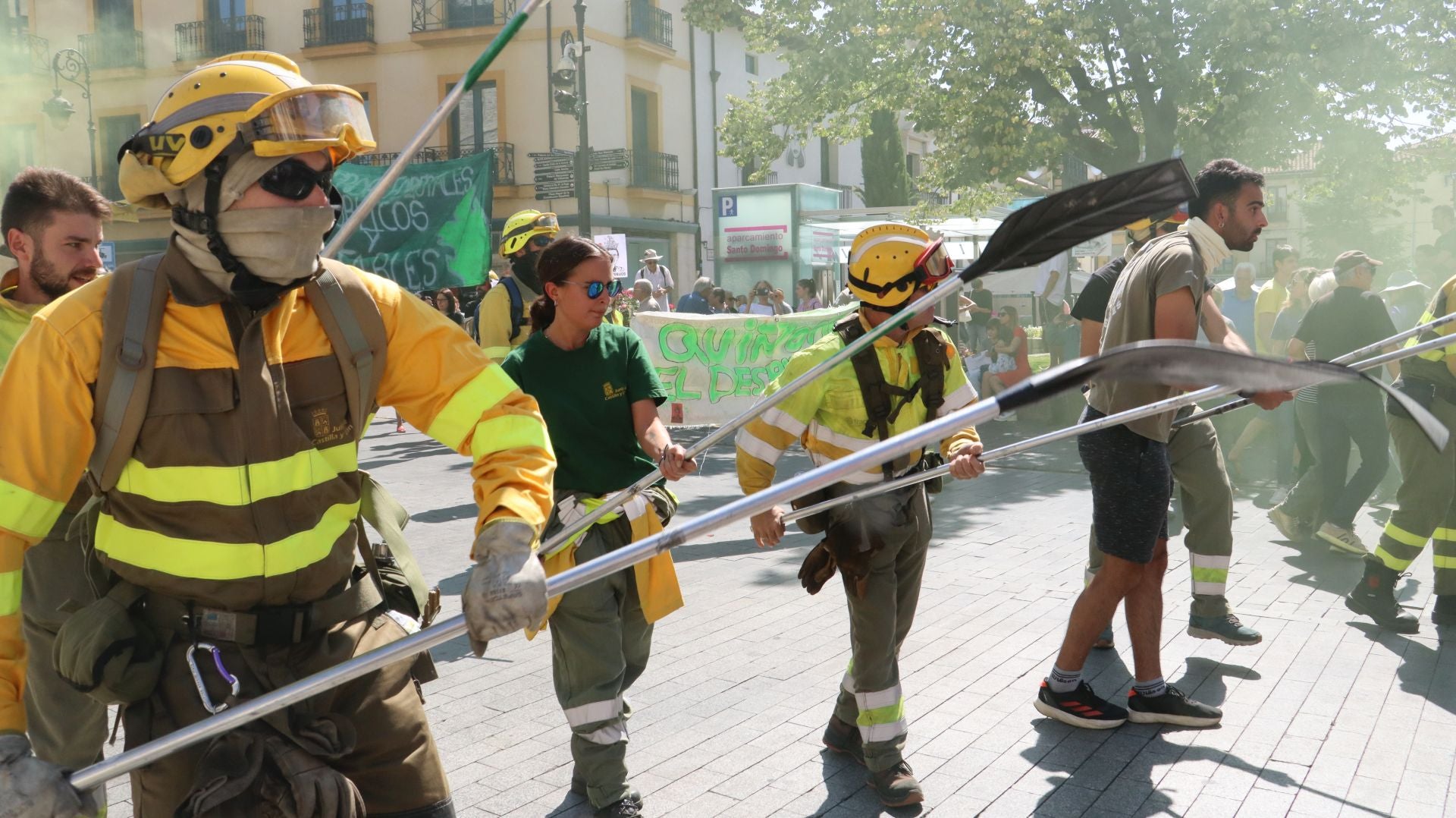Decenas de &#039;Bomberos forestales&#039; toman las calles de la capital leonesa