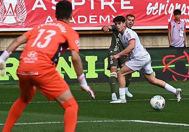 Hinojo, en una acción del partido.