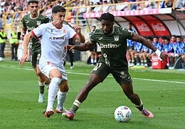 Pibe, en una acción del partido.