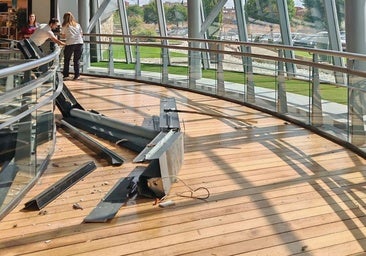 Susto en el centro comercial Espacio León al desprenderse una protección antiincendios