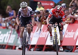 Joao Almeida y Jonas Vingegaard, en una etapa de La Vuelta.