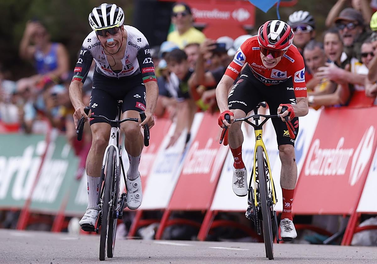 Joao Almeida y Jonas Vingegaard, en una etapa de La Vuelta.