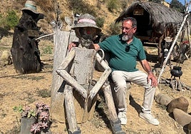 Imagen de Ricardo con una de sus obras