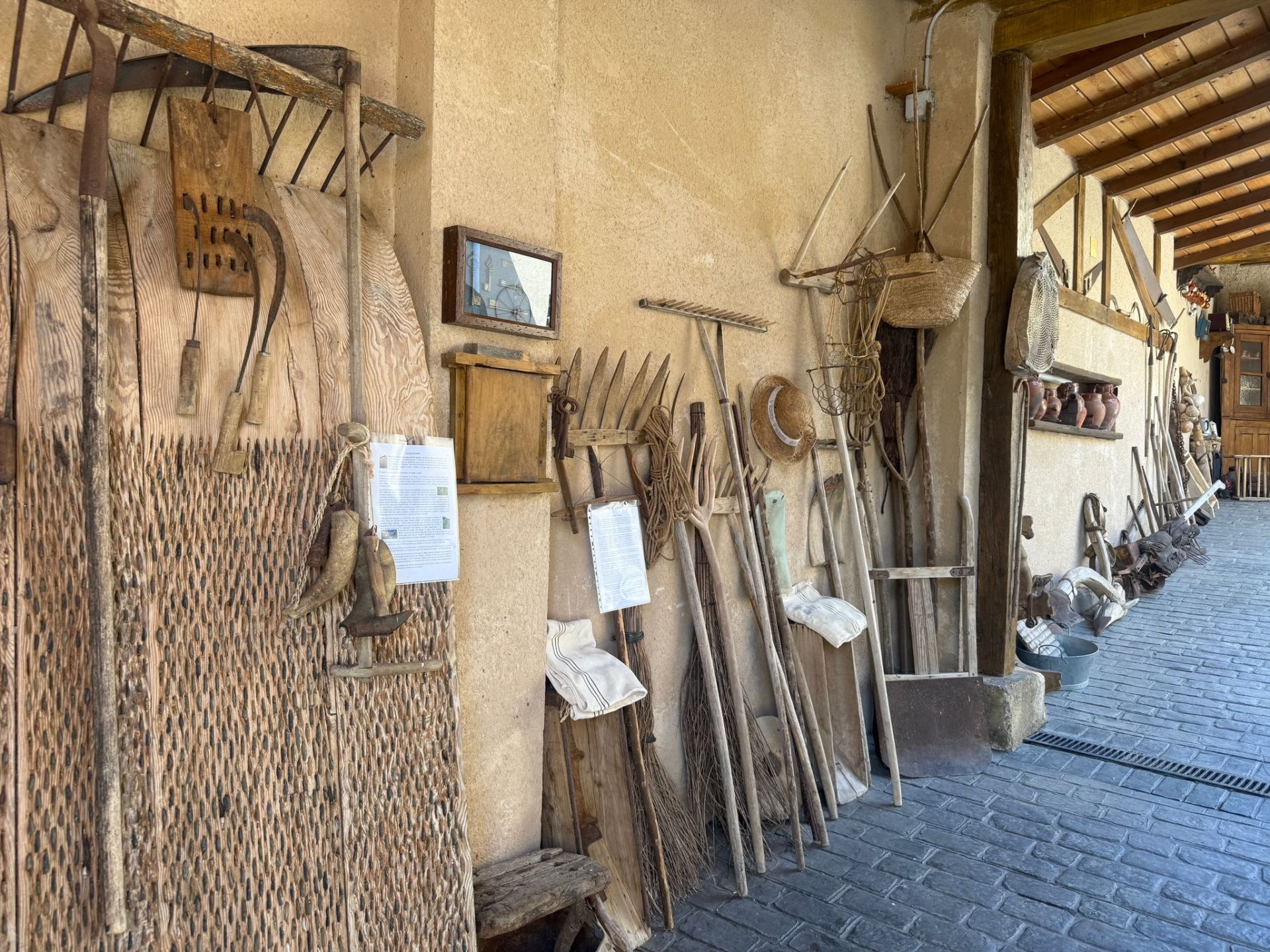 Imágenes del rincón de Ricardo en San Miguel de Escalada