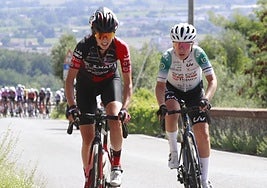 Ainara Albert (D), ciclista del Eneicat.