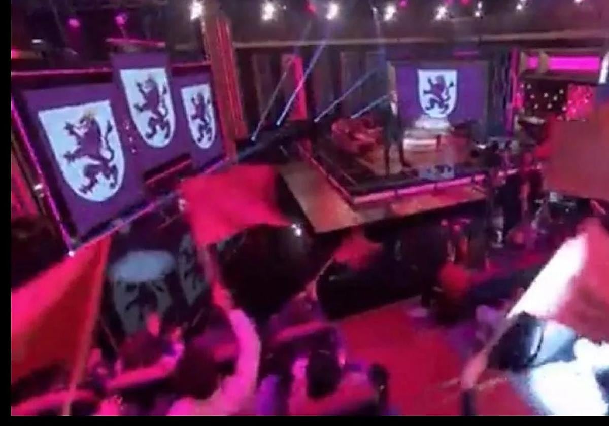 Banderas de León en el programa de una de las celebrities de la provincia.