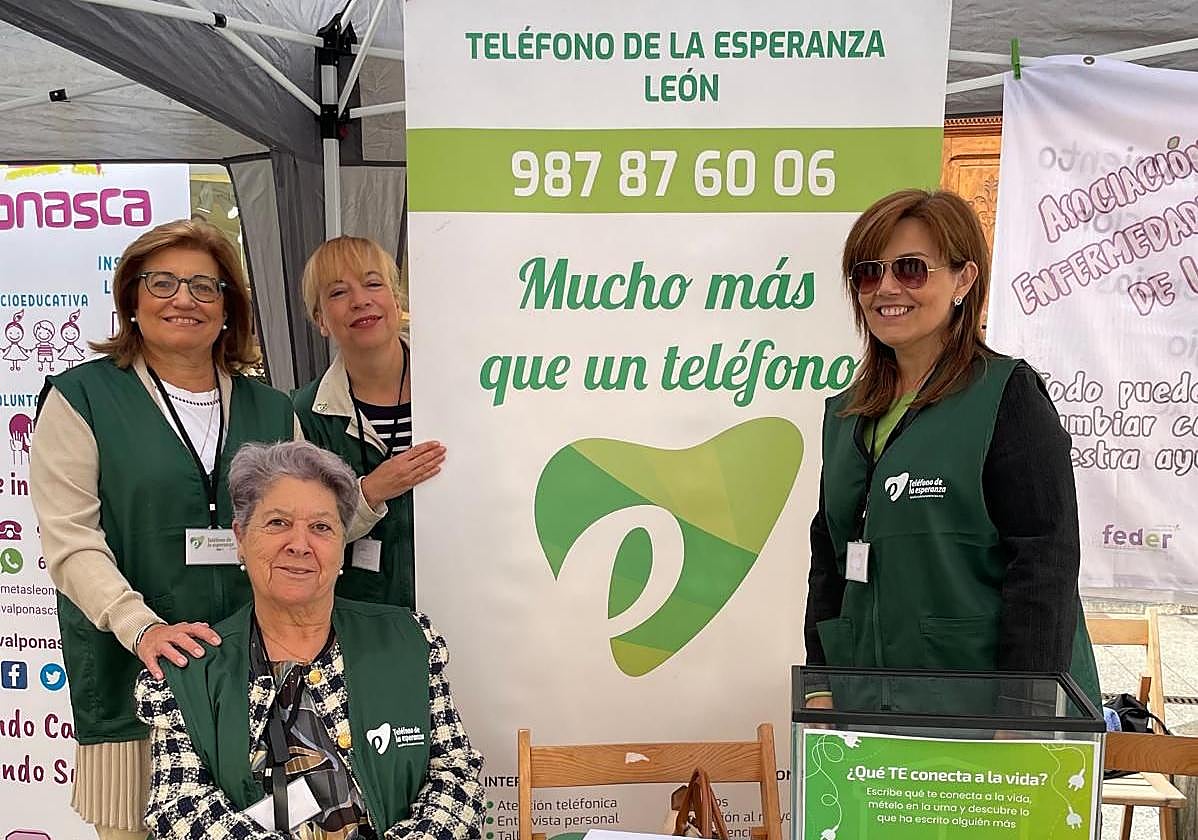 Feria del voluntariado con personas de la asociación