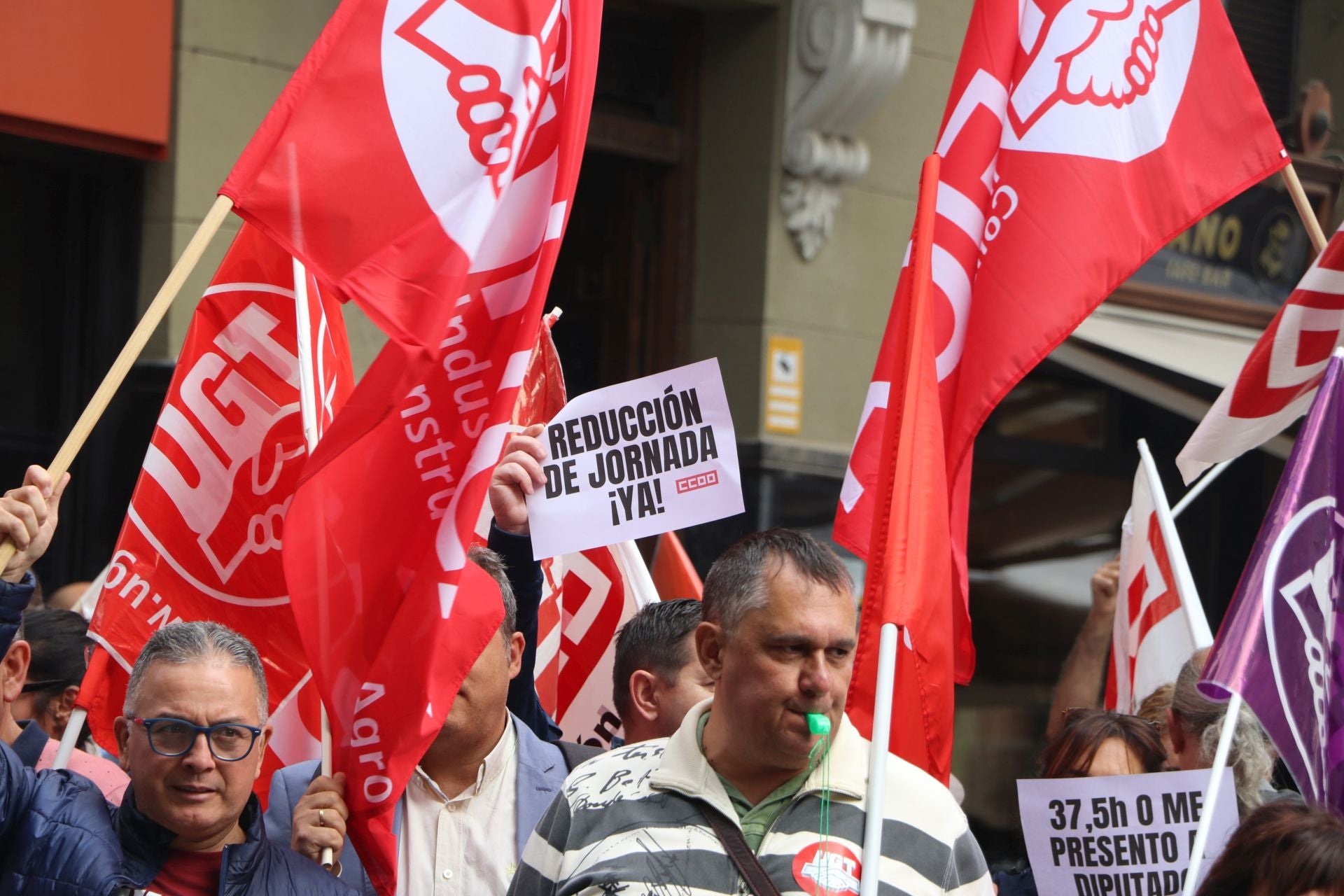 Concentración en León para pedir la reducción de la jornada laboral a 37,5 horas