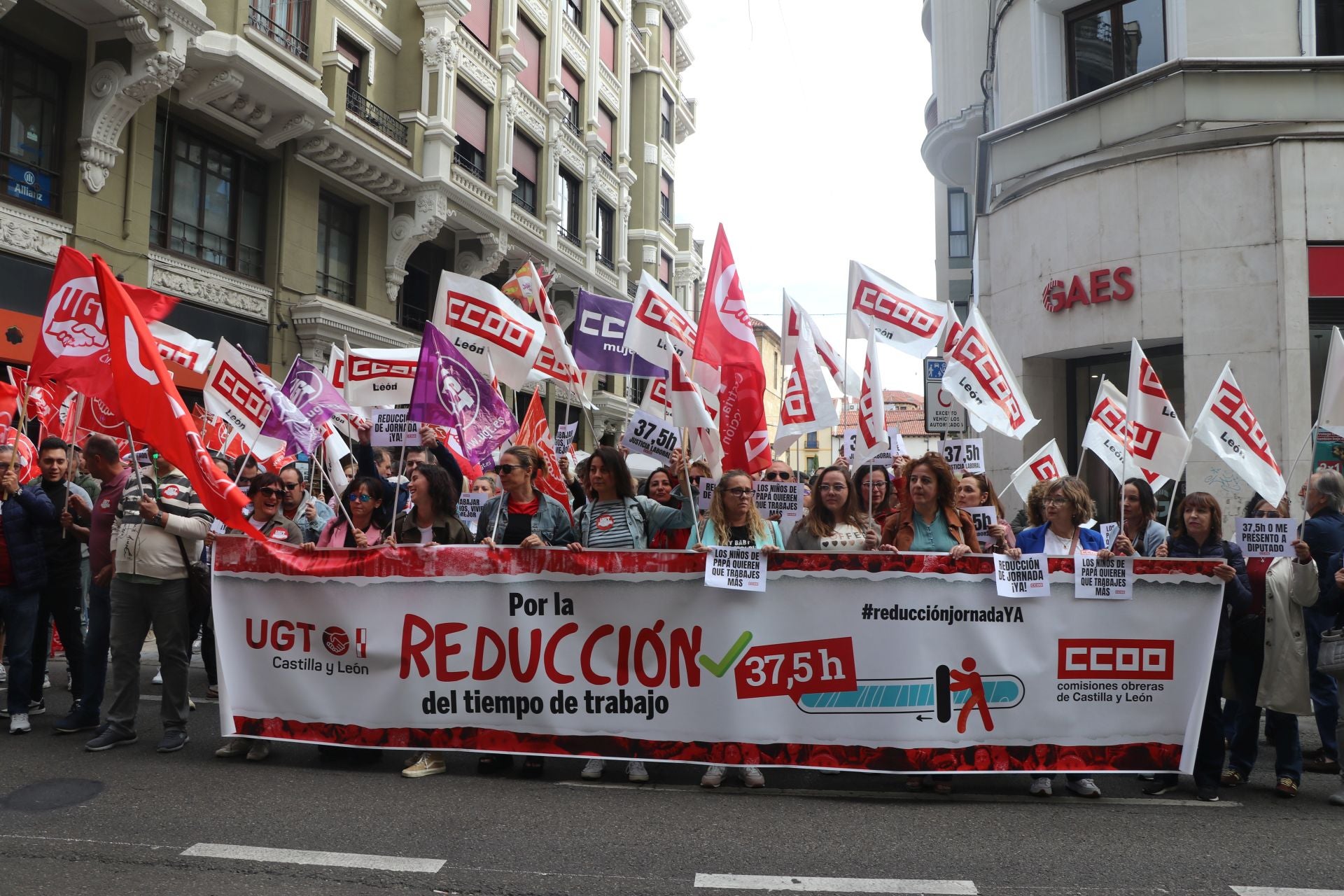 Concentración en León para pedir la reducción de la jornada laboral a 37,5 horas