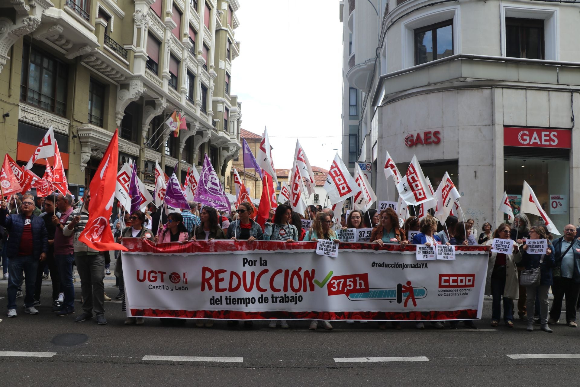 Concentración en León para pedir la reducción de la jornada laboral a 37,5 horas