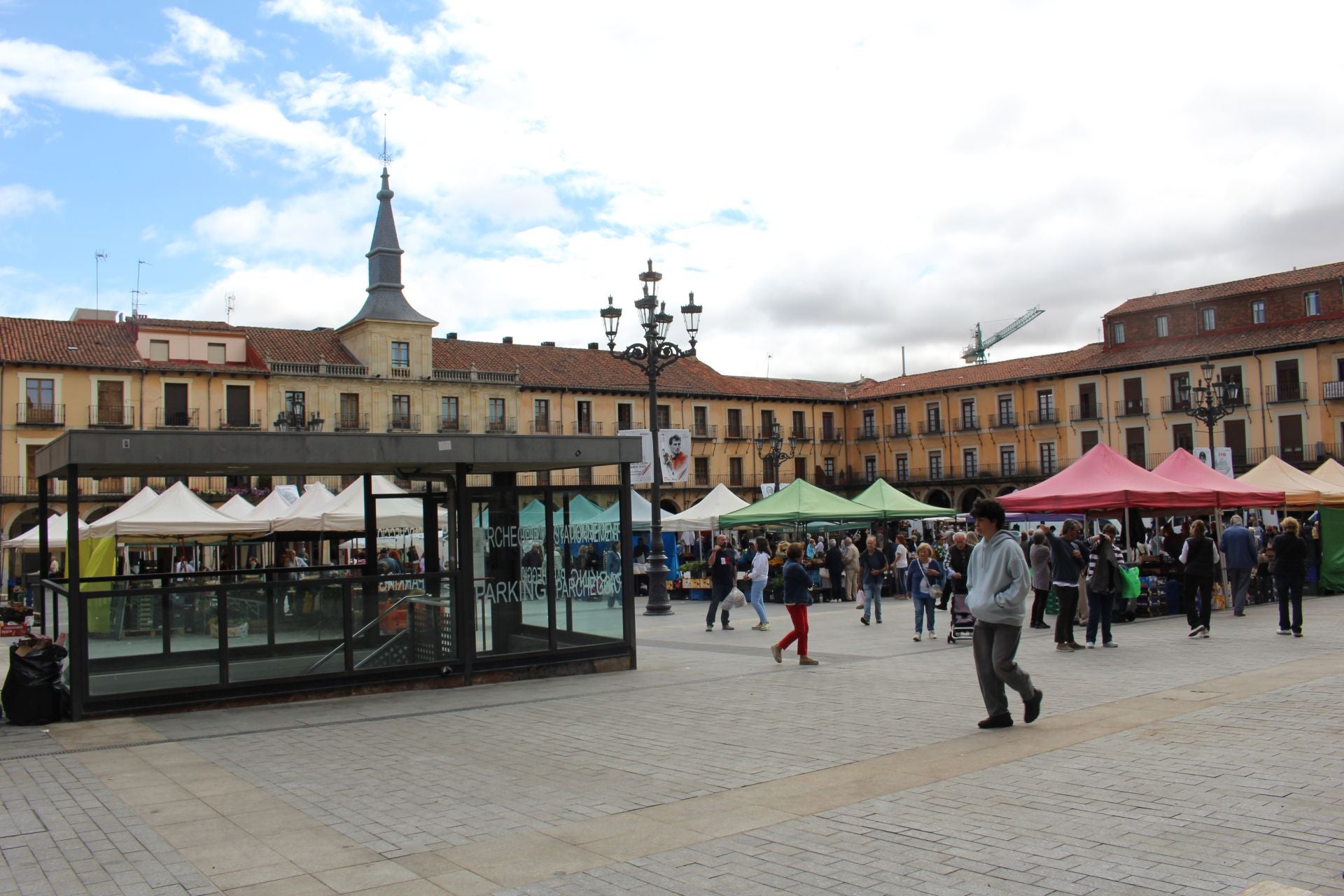 El retorno del mercado tradicional a la plaza Mayor de León