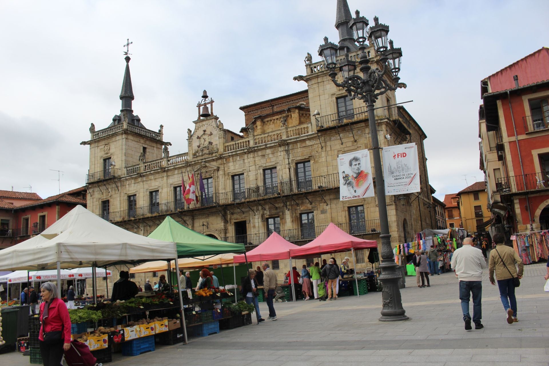 El retorno del mercado tradicional a la plaza Mayor de León