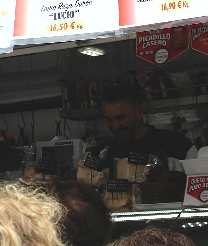 Imagen secundaria 2 - Valeriano Calleja, Diego Santiago y Alberto Arias en sus puestos en el mercado de la plaza Mayor de León.