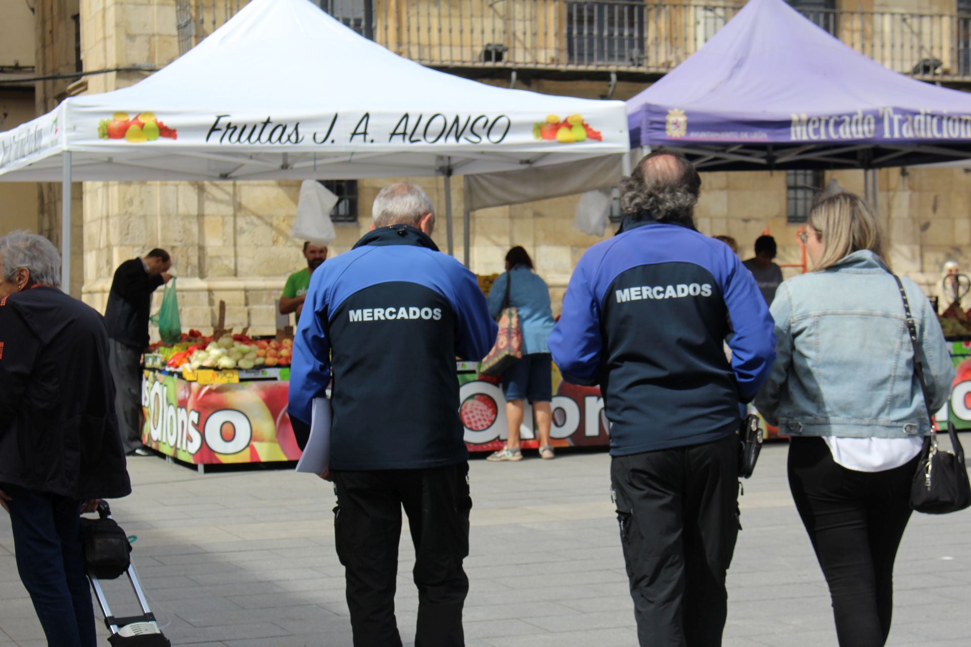 El retorno del mercado tradicional a la plaza Mayor de León
