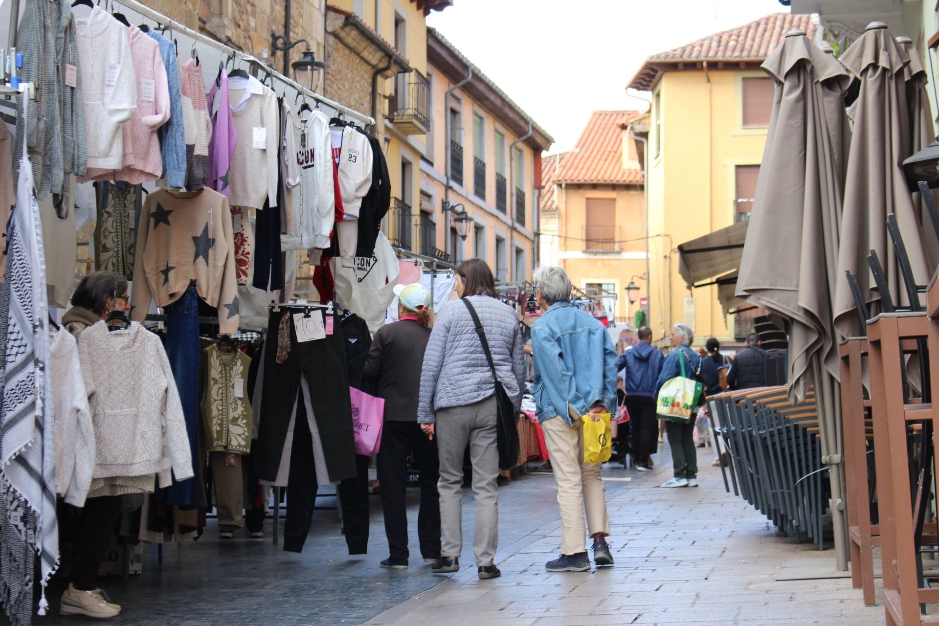 El retorno del mercado tradicional a la plaza Mayor de León