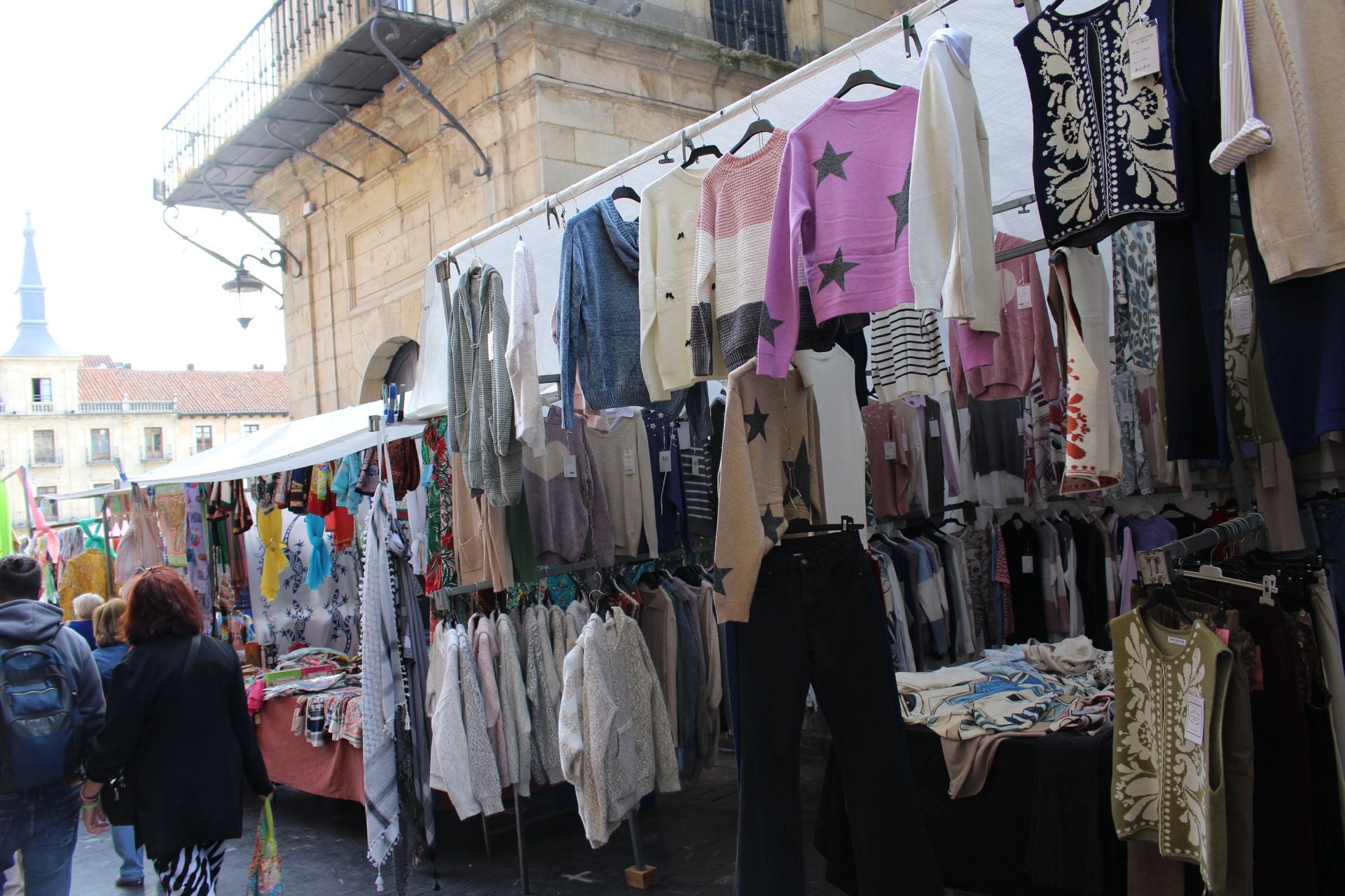 El retorno del mercado tradicional a la plaza Mayor de León