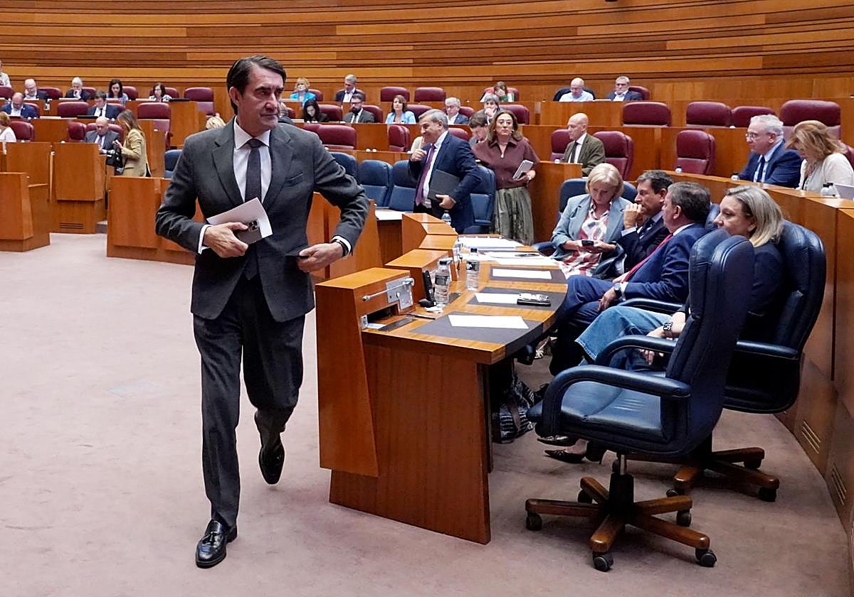 Suárez-Quiñones pasando por el escaño vacío de Fernández Mañueco en las Cortes.