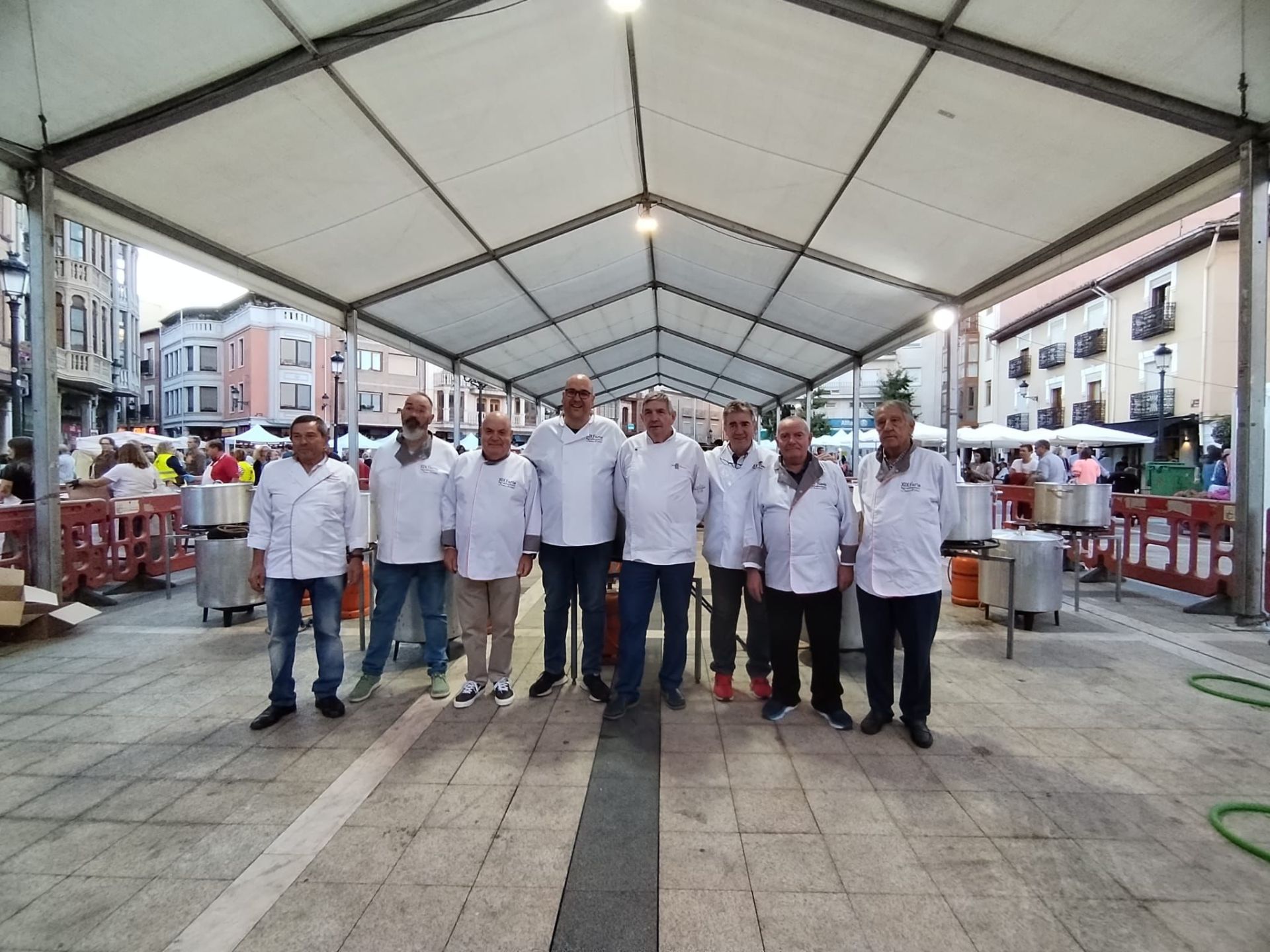 Imagen secundaria 1 - Luis Javier Adiego Marqués participando en la Alubiada de La Bañeza.