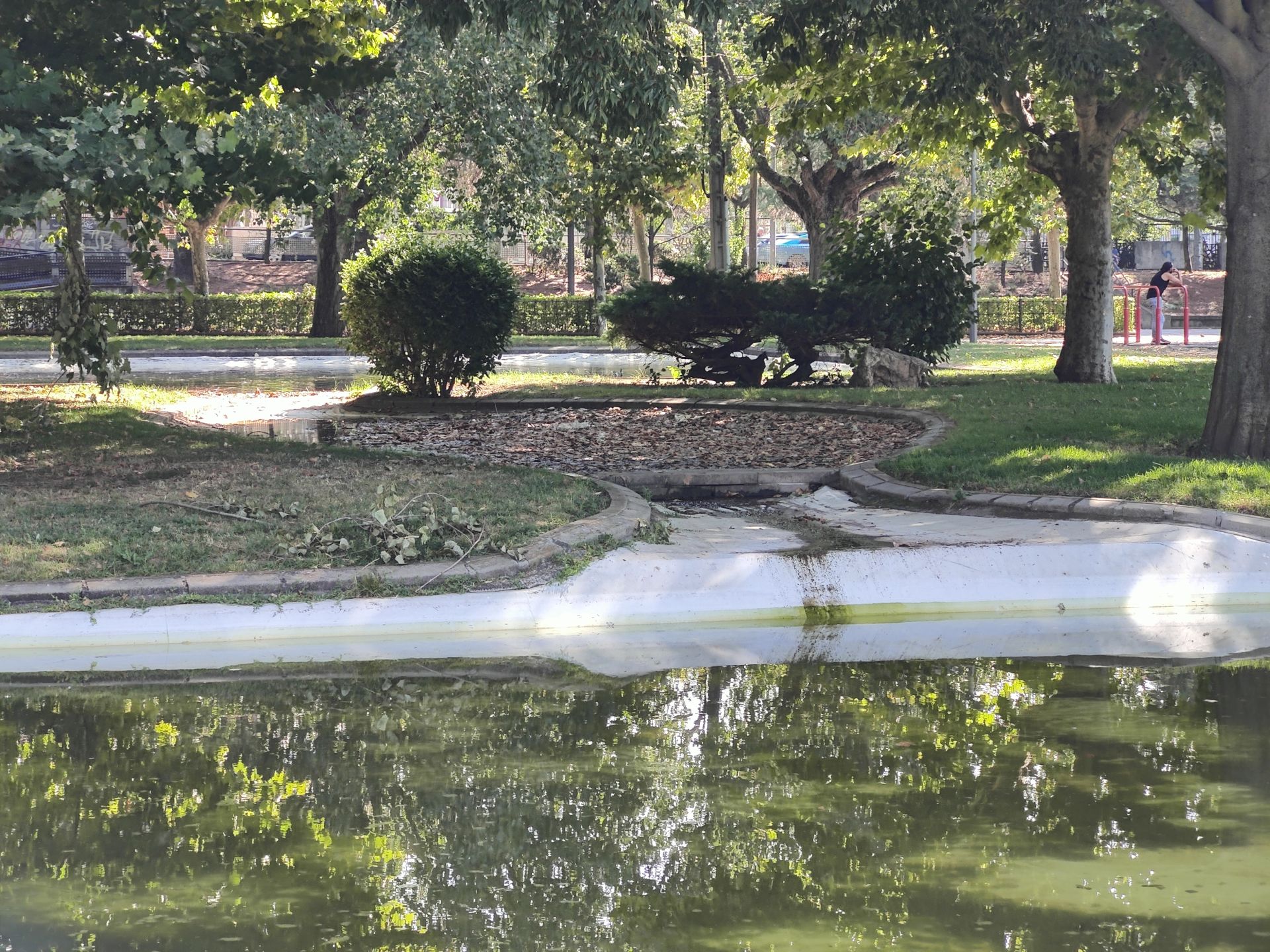 Las imágenes de la basura en el estanque del paseo Papalaguinda