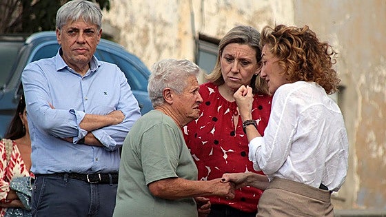 La vicepresidenta de la Junta supervisa el desescombro de viviendas afectadas por el incendio de Castrocalbón