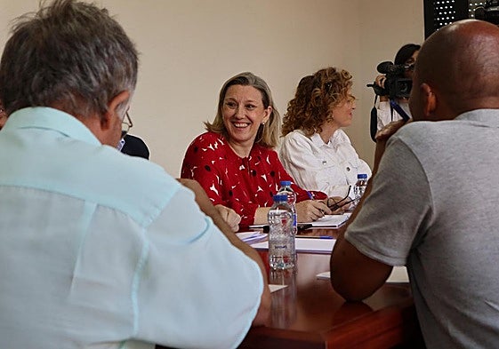 La vicepresidenta de la Junta, Isabel Blanco, se reúne con alcaldes de municipios de Zamora afectados por el incendio de Molezuelas de La Carballeda.