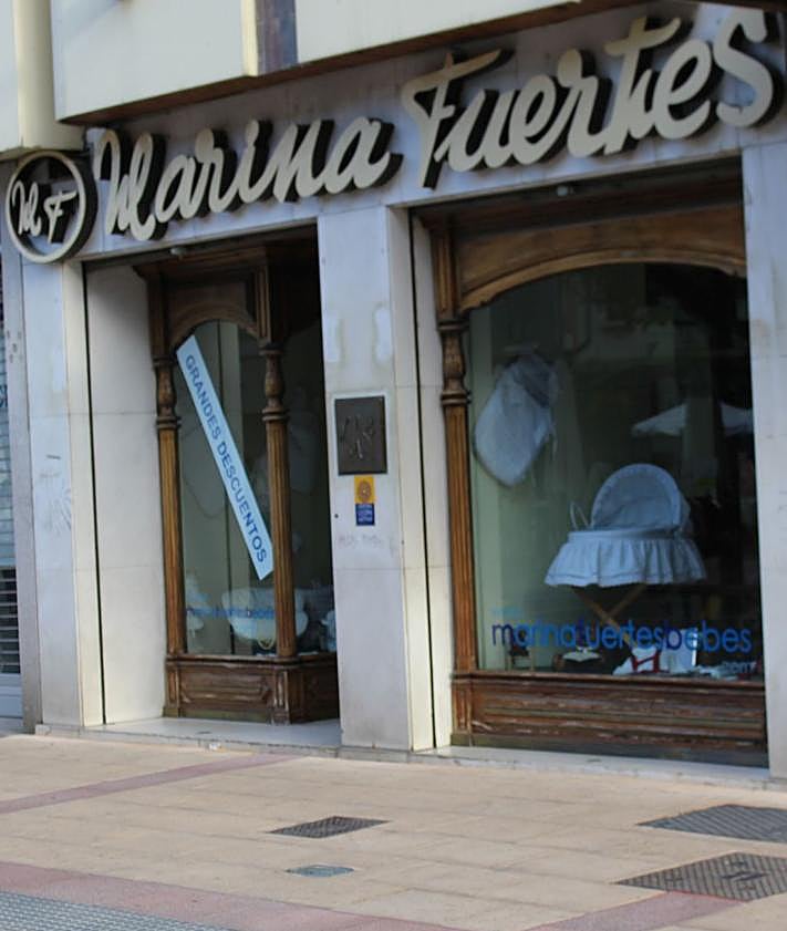 Imagen secundaria 2 - La terraza de El Puntazo junto a otras cercanas ya en la plaza de la Pícara Justina; varias mesas en la puerta del Bar Seaki; y el escaparate de Marina Fuertes Bebés en la calle Fuera.
