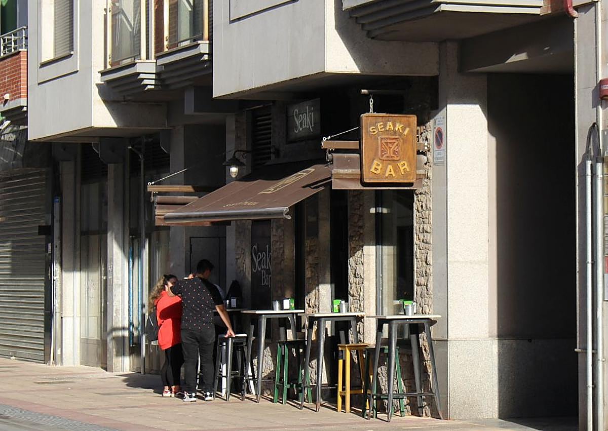 Imagen secundaria 1 - La terraza de El Puntazo junto a otras cercanas ya en la plaza de la Pícara Justina; varias mesas en la puerta del Bar Seaki; y el escaparate de Marina Fuertes Bebés en la calle Fuera.