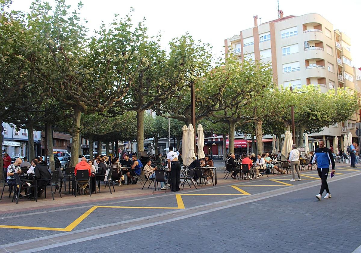 Imagen principal - La terraza de El Puntazo junto a otras cercanas ya en la plaza de la Pícara Justina; varias mesas en la puerta del Bar Seaki; y el escaparate de Marina Fuertes Bebés en la calle Fuera.