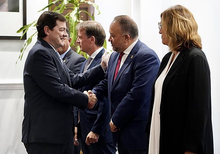 Reunión del presidente Mañueco con su homólogo en la Diputación de León.