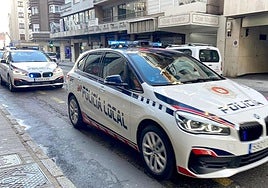 Imagen de archivo de dos coches de la Policía Local.
