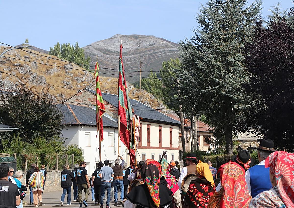 Imagen secundaria 1 - Mercado y gastronomía en la Feria del Cristo de Valdelugueros