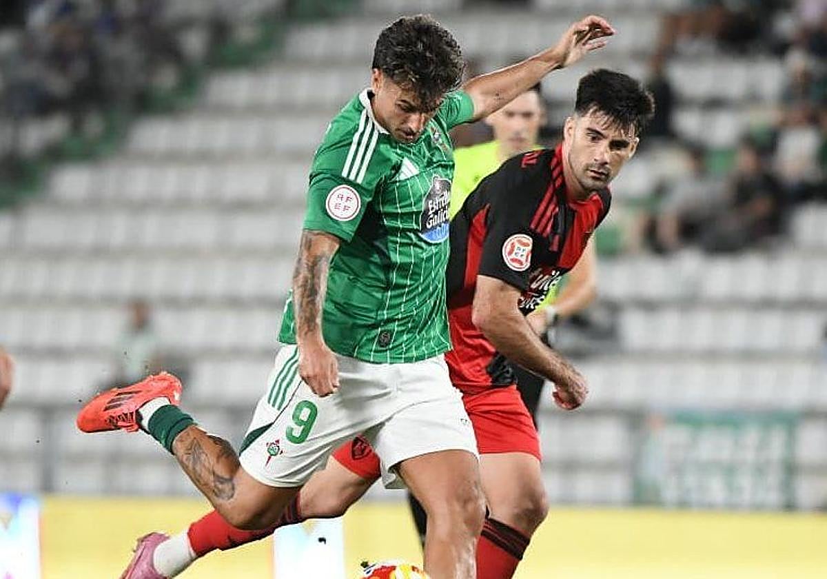 Acción del duelo entre la Deportiva y el Racing de Ferrol