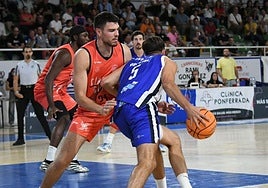 Acción del choque entre Clínica Ponferrada SDP y Círculo Gijón