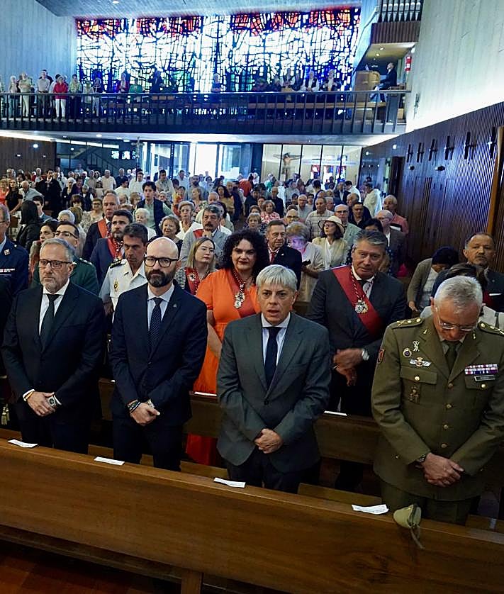 Imagen secundaria 2 - La Virgen del Camino festeja a la patrona de la Región Leonesa