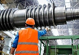 Imagen de archivo de un hombre trabajando.