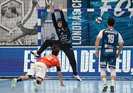 Gonzalo Pérez transforma un siete metros ante Cangas.