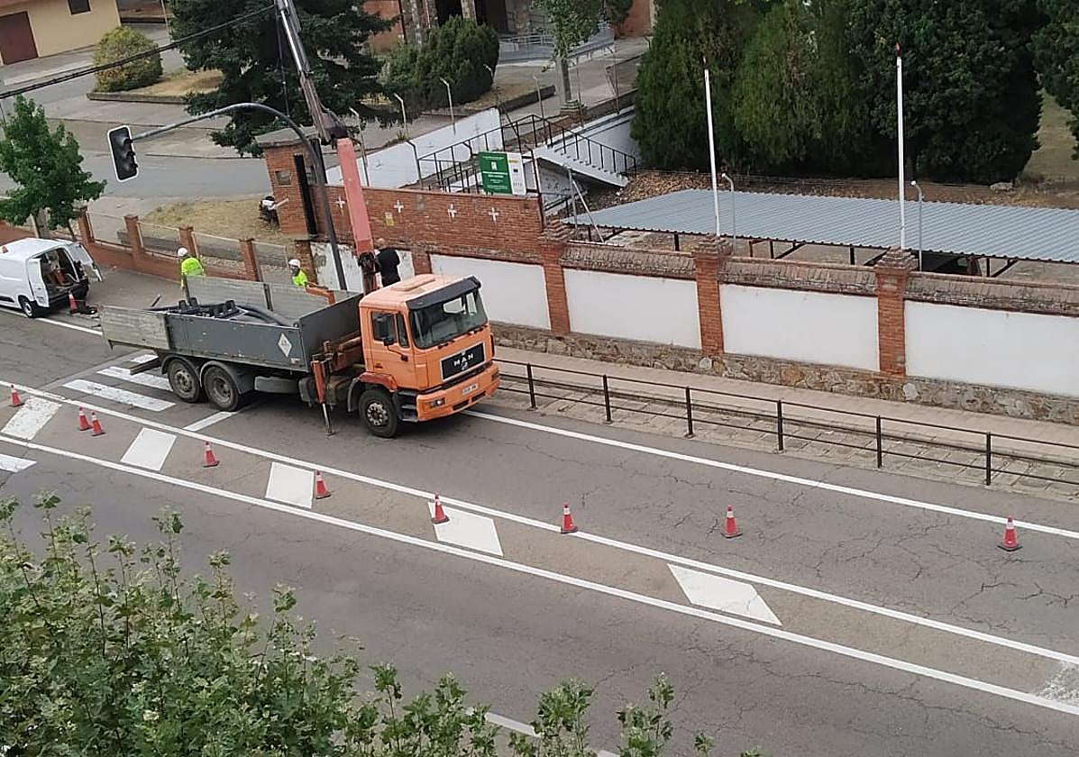 Retirada de semáforos en el cruce.