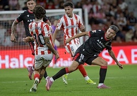 Chacón, en un lance del partido ante el Sporting.