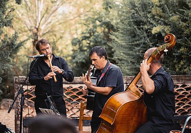 Folkíbero es un proyecto en el que el músico Jesús Parra hace un recorrido por las músicas de tradición oral de toda la península ibérica