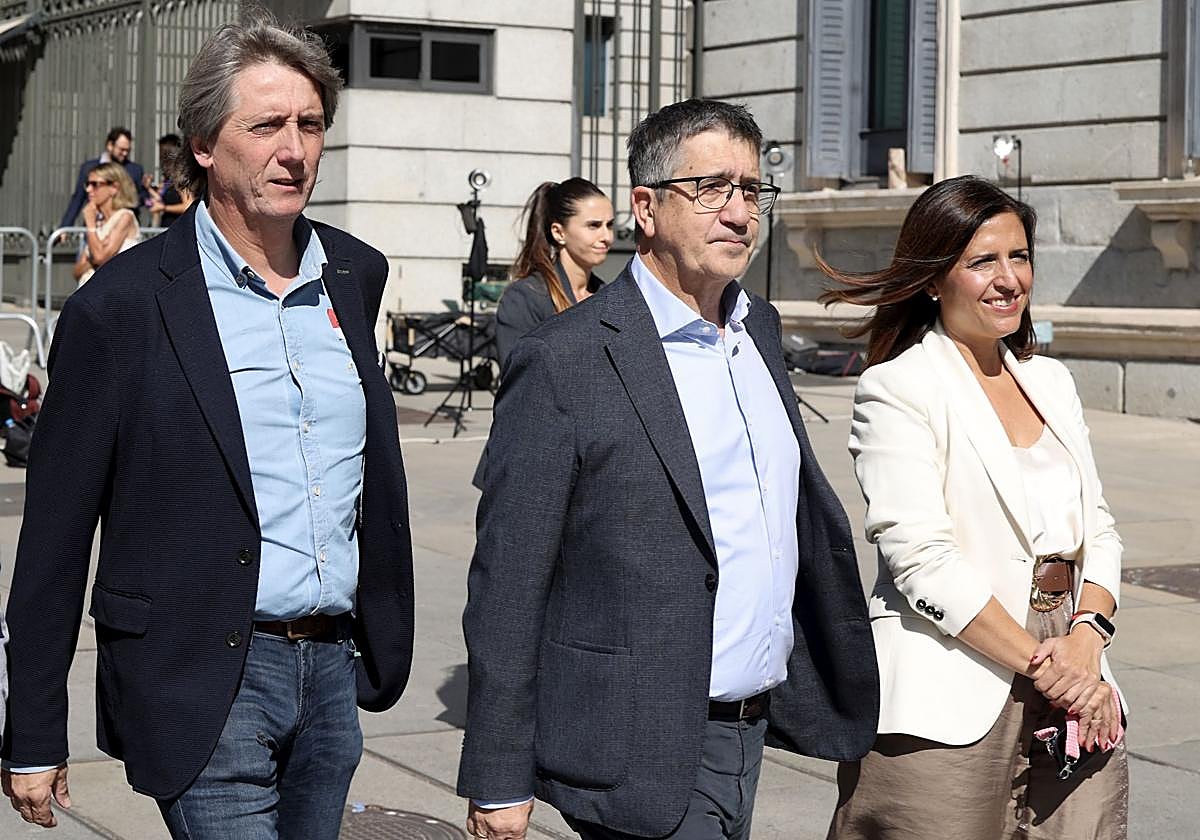Martínez junto a los diputados Patxi López y Esther Peña.