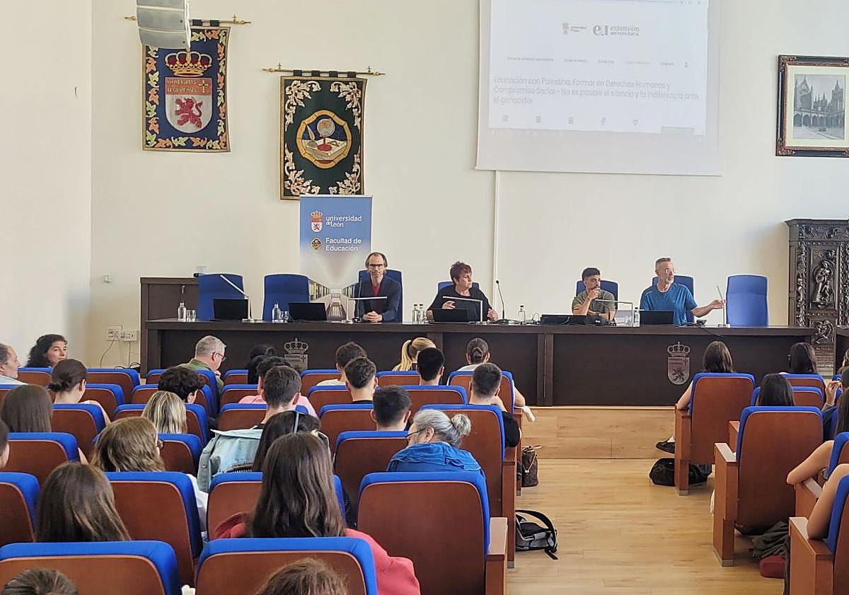 Imagen principal - La ULE se vuelca con Palestina con charlas de activistas y profesores de Yale