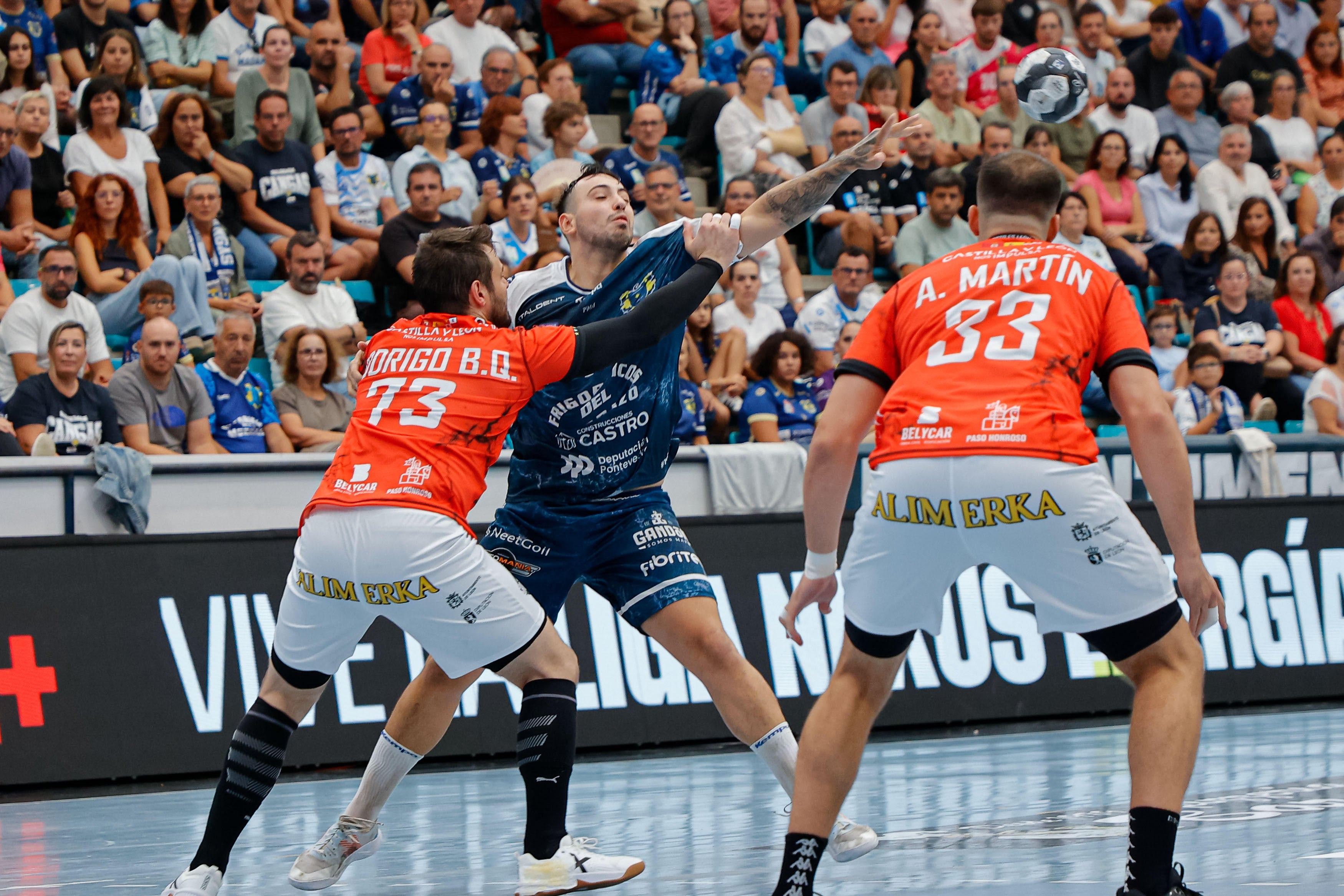 Benites y Alberto Martín, en el partido ante Cangas.