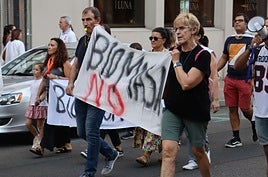 Decenas de vecinos recorren el trayecto entre Puente Castro y el consistorio de San Marcelo para mostrar su rotundo rechazo a la instalación de esta macroplanta de biomasa