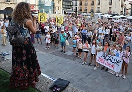 Centenares de personas se concentraron en la plaza de San Marcelo.