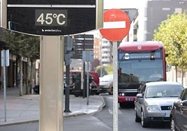 Un termómetro en la ciudad de León registrando 45 grados en el mes de agosto.